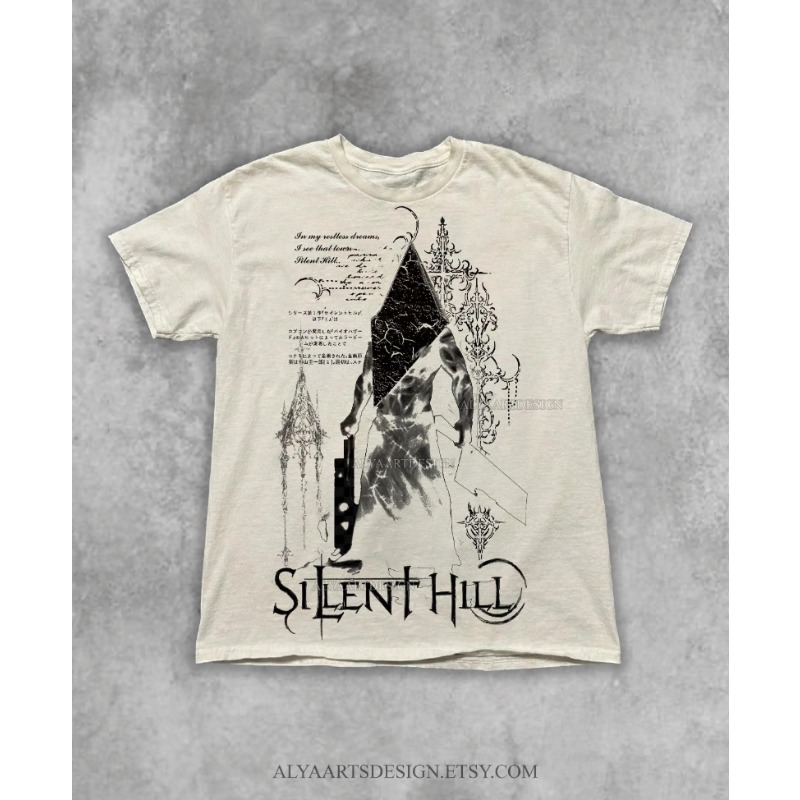 Retro Gaming Shirt - เสื้อยืดไซเลนท์ฮิลล์ 2 ไพเรอมิดเฮด: เสื้อยืดลายกราฟิกเกมมิ่งสไตล์วินเทจ